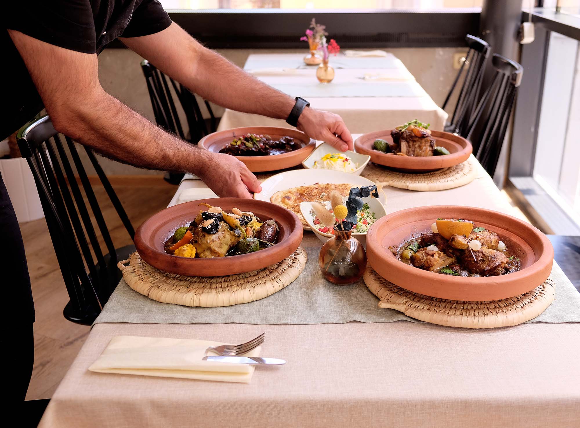 Orientalische Gerichte auf einem gedeckten Tisch