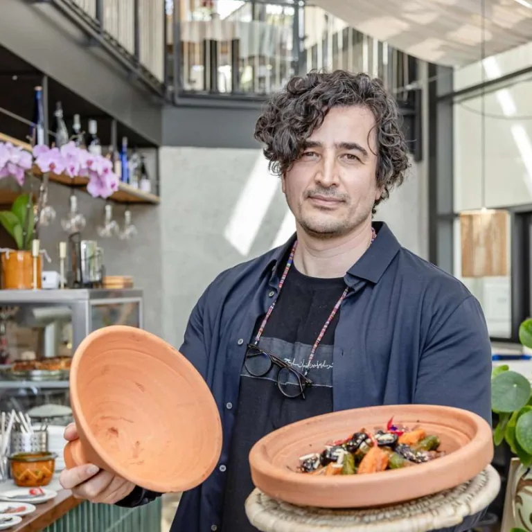Nush O Jan Inhaber mit Tajine